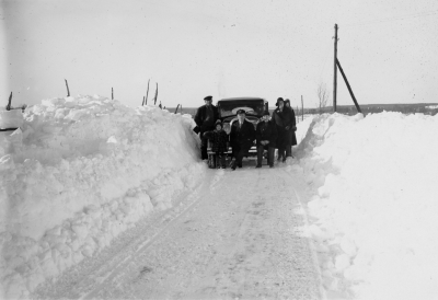 Älåkrabacken vintern 1929. Johan Adolfssons taxibil, samt på bilden även Axel Andersson