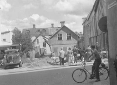 "Lovas kafé" rivs
Fanjunkar Roswals Lisa Johanssons hus Sevedegatan 29 skall byggas. Mannen till vänster i ljus rock och keps är f.d. Sergant Valdemar Urström. T.E