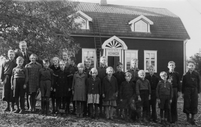 Skolklasser vid Skillingarums skola 1939 Vimmerby landsförsamling 
Från vänster: Birger Karlsson Gebo. Alf Rapp Stjärnevik Knabbarp. Gun Gustafsson Skillingarum. ? från Olsbo Skillingarum. Alice i Brostugan Knabbarp. ? . ? från Olsbo Skillingarum. Ulla ? från ?. Troligen Allan Fransson Åkroken Kvillehult. ? . ? . Berg från ?. Troligen Erik Lidestrand Nydal Ingebo. Birgitta Pihl Norrebo Djurstorp. Tage Karlsson Gebo. Bertil Högman Knabbarp. Tore Ekström Djurstorp. Torsten ? Åkebo. Tage Ekström Djurstorp. Per Rapp Stjärnevik Knabbarp. Arne Fransson Åkroken Kvillehult. Stig Gustafsson Skillingarum.  
Lärarna: Karl Sjögren Skillingarum. ? Tuvesson ( bodde ej i Skillingarum )
