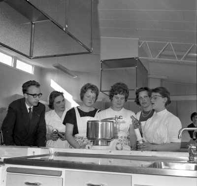 Husmoderskolan

Dok.110615/KG