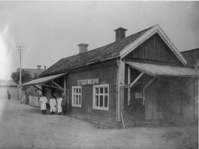Köttbesiktningsbyrån sedd från Rönnbärsgatan. Från vänster 1. Erik Palmé, veterinär 2. Karl Johan Beijer, 3. Verner Larsson, bankvaktmästare, 4. Gustav Lundberg, ("Kak") diversearbetare. 