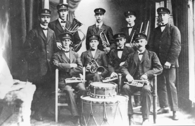 Stående fr. v. 1 Hellqvist Filarebas Flyttade Köping 2 Melker Johansson Filare Flyttade Stockholm 3 Elof Gräns Svarvare Flyttade Västerås 4 Ivar Hellqvist Ritare Flyttade Köping 5 Gustav Eriksson Borrare Flyttade Stockholm Sittande fr vänster 1 Johansson - Rabe Verktygsman Flyttade Obekant 2 Sture Lundström Svarvare Flyttade Oskarshamn 3 Tore Hellqvist Filare Flyttade Obekant 4 Ivar Nilsson Verkmästare Flyttade Vetlanda Musikåren Storebro 1919     T.E. 