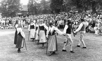 Folkdansuppvisning i Brunnsparken Södra Vi 
Dansare: Iris Wiking Leif Wiking Karlerik Wiking Annika Sandström ?
Gun Barbro Borre ?