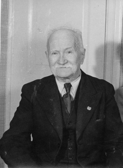 Edvard Wettermark, lokputsare Vimmerby - Hultsfred. Silversmed och mekaniskt snille. Bodde på National ( sedan Terassen ). Barn  Ivar Wettermark, plåtslagare,  Staffan Wettermark,  affärsbiträde,  Ingegerd Pettersson, telefonist och  Alice Jönsson, affärsbiträde.    