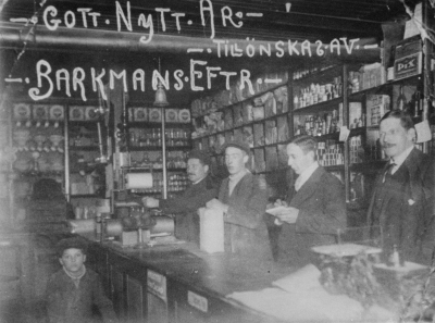 Handl. Henry Törnqvist i f.d. Barkmans affär vid torget. Från vänster 1. Nils Holm,(sedan hotellvaktmästare, död i Stockholm). 2. Henry Törnqvist. 3.  Axel Karlsson  (Sveaborg)  4. Rundqvist. 5. Jansson, (svåger till Henry Törnqvist.)  "Klipp i sken" Torsten Johansson var expedit hos Thörnqvist. 