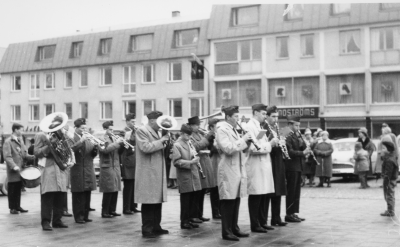 Spel på torget i Vimmerby, 1. Pjatte, 2. Hans Rundgren, 3. Per-Inge Stenberg och 4. Ernst Rundgren.

1. Tomas Rubin, 2.?  3. Lennstam, 4. Folke Gustavsson, 5. Gustafsson, 6. Ernst Rundgren musikfanjunkare, 7. Bo Ericsson, 8. Karl-Ivar Ericson, 9.?  10, Rundgren 
11. Olsson, 12.?                	