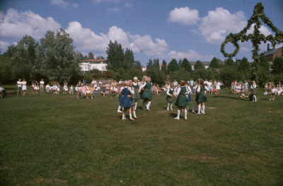 Källängsparken dansuppvisning midsommarfirande 

090506/KG