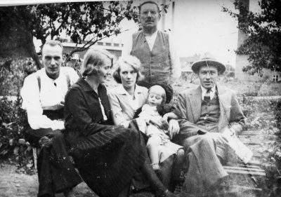 Från  vänster  1. Otto Lundberg, garveriarbetare  2. Karin Lundberg - Sand, fru  3 Lilly Lundberg - Bottner, fFru  4. Anton G. Lundberg, järnvägsarbetare  5. Solveig Bottner, svarvare Storebro.      