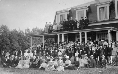 Fröken Anna Odin ( Odén ?) Östergården Od ( ? )
Djursätra den 16:7 1915
" Här sändes dig en vy, om du kan känna igen någon. I morgon reser jag hem. Hoppas .......? är öfver. Hälsningar från en bland många G.