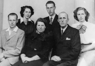 Från vänster 1. Bert Kask  2. Silvia Kask - Karlsson  3. Linnea Kask, fru  4. Knut Kask, Persienn-fabrikör  5. Folke Kask, lastbilsägare  6. Asta Kask - Holmberg.   