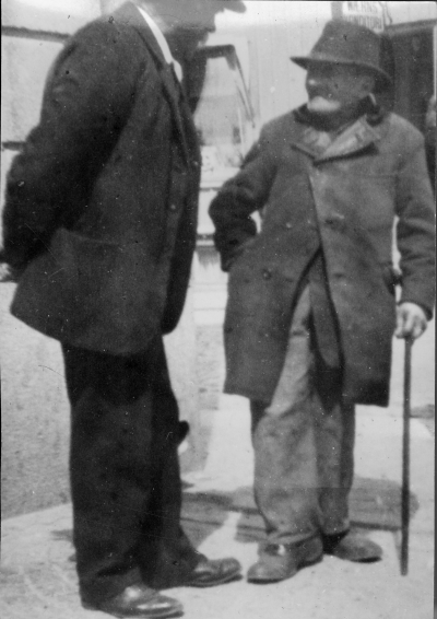 Lantbrukare P.J. Hemmingsson, Hästmossehult och Per i Falla ( Lill-Pelle ), på Vimmerby torg.      