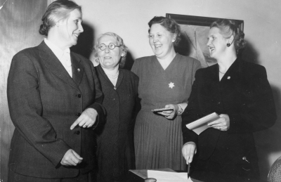  1) Fru Svea Karlsson, Frödinge 2) Fru Elin Andersson, Vimmerby 3) Fru Ekström.  4) T.h. fru Brita [---]    