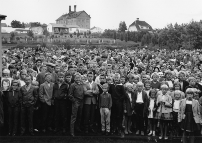 N T O föreställning i Källängsparken
Centralbryggeriet i bakgrunden
Minsta pojken i mitten: Johan Sääf, till höger om honom Bengt-Åke Hultqvist och hans systrar "Guje" och "Bitte".Bakom Johan Tomqas JOnsson, bakom Guje och Bitte: Elisabeth Bälter. Ljus pojke i mitten med hand i byxficka Gunnar Söderholm, bredvid med armarna i kors Mats Pettersson (Wettermark). Till vänster ?! skomakare Ivar Nilssons son Stig. Längst fram till höger Siv Nilsson, nr 4 fr hög Åsa Österman, bakom henne Ann Österman, bakom henne Ann-Charlotte Forsberg längst fram 3 fr v Stefan Hjelm.Övriga namn, Åke Grönkvist, Alf Adolfsson, Jan Adolfsson, Anders Rosin, Per Melén, HC Widéen.

Dok.100531/KG