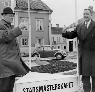 Tore Lundgren D.K. ordförande och Björn Lindberg, stadsdirektör död 1976.      
