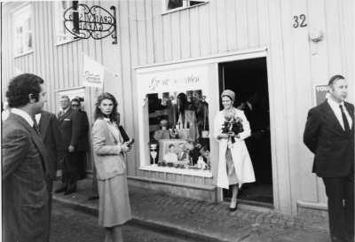 Kungabesöket i Vimmerby, Kung Carl Gustav och Drottning Silvia, damen i mitten Elisabeth Tarrs-Wahlberg, pressansvarig.