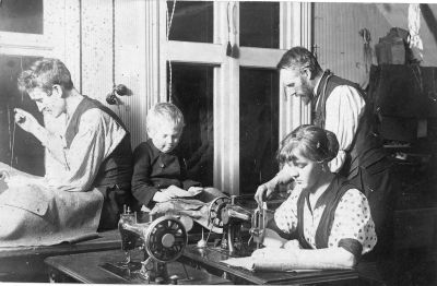 Skräddarmästare Ekbergs skrädderi. Från vänster 1. Oskar Olsson, Rosenfors  2. Anders Ekberg  3. Ella Blomqvist  4. Claes Ekberg 1872 död 1959.  Bilden tagen 1916 i Rosenfors. Var i Vimmerby 1900- 1902, sedan U.S.A.  Vimmerby 1905-1907, 1923- 1959.   .