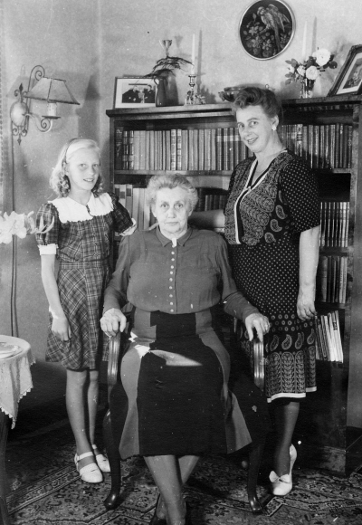 Från vänster  1. Ulla Kerstin Johansson  2. Grundström  3. Fru Britta Johansson med mor och dotter, var gift med reparatören Erik Johansson vid AB Beijers Motorfabrik Vimmerby död 1960.    