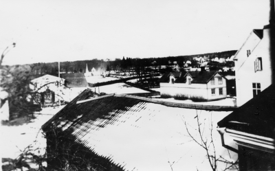 Utsikt från taket på Storgatan 23,  mot Sevedegatan.   T.E.  
Kyrkogården med kapellet i bakgrunden