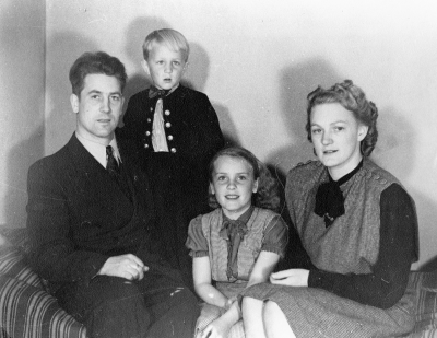 Polis Harry Liljeblad med Fru Daga ( född Palmgren ), barnen Solveig och Björn. 