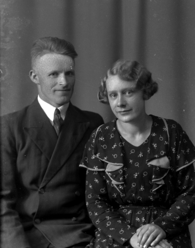 Konsumsstyrelsen 
Stående från vänster: 1. Robert Tiberg 2. Axel Lindblad
Sittande från vänster: 3. Axel Erisson Framnäs 4. Henry ( eller Ivar ) Landberg kristidsnämnden 5. ? Eriksson Konsum 6. Gustav Klasson

Uppgiftslämnare: Birgit andersson 2002-05-17

Dok.080407/RS