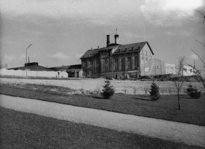 Centralbryggeriet, till vänster nya aluminiumtankar som skall läggas in i källaren.        