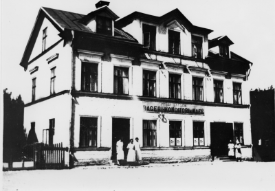 Frida Larssons Bageri och kafé vid Norrtullsgatan. Ägare till huset, Berggren som hade Speceriaffär där i seklets början (byggdes 1901-1902).  På 1940 talet hade Wikberg konditori där, efter honom Jean Berggren. 