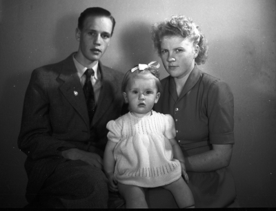 80
Severt (Sievert?) Berggren med makan Gun och dottern Gunilla