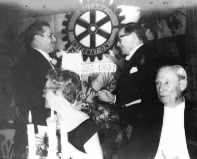 Rotary International. 1. Ingemar Karlsson, redaktör Vimmerby  2. Fru Karin ( Topsy ) Nilsson   4. Arre Essin, arkitekt,  Västervik ( Har i många år som extrajobb varit anställd i Vimmerby som stadsarkitekt ).      