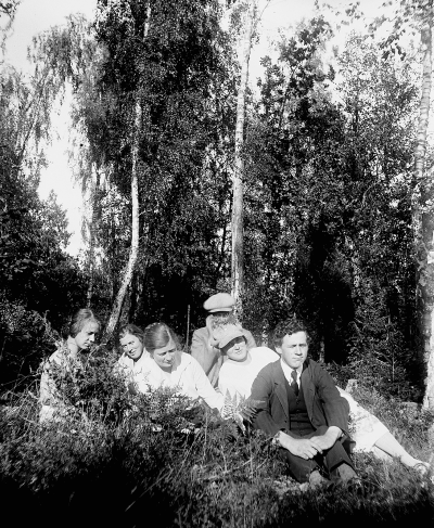 Hällebacka handelsträdgård

Många av bilderna i mappen Hällebacka kan lika gärna vara tagna kring Lidhem Locknevi.Trädgårdsmästare Johan Edvard Johansson flyttade till Hällebacka 1928 och byggde antagligen upp huset och handelsträdgården för Hällebacka omnämns inte i församlingsboken innan de flyttar dit. Johansson var trädgårdsmästare på Lidhem innan de flyttade till Vimmerby, därför är många bilder tagna där. Johan Edvard var gift med Alma Persdotter och det är deras fyra barn som förekommer på många bilder i den här mappen, Alma, Elsa, Nils och Erik Johansson. 

