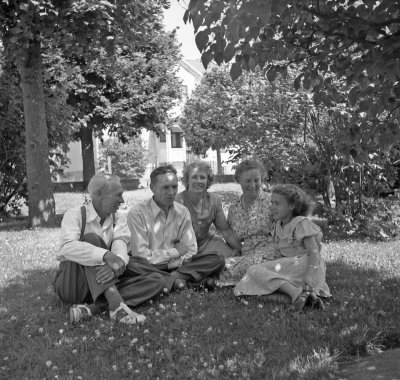 Oscar Grönbäck med familj

Dok.111028/KG