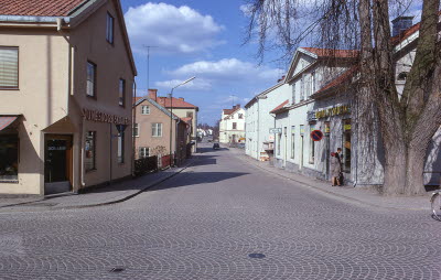 Sevedegatan / Drottninggatan Skor & Läder 
Nila Radio TV Musik 
Kiosk
Vårdträdet i hörnet

090402/KG
