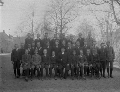 Dok.070817/RS
1  2  3 Karl Larsson 4  5 Harry Gustavsson 6  7 Olof Lilja, Bryggeriarbetare 8 Gunnar Eriksson 9  10 Ingvar Larsson 11 Lindgren 12  13 Harry Ogebrink 14  15 Knut Karlsson, Kyrkogårdsarbetare 16 Erik Hermansson 17  18  19  20 Berthold Nilsson 21 Gustaf Ossovicki, Plattläggare 22 Nils Alvin Kommunalarbetare 23 Erik Palmér 24 Gunnar Sand, Målare 25 Sten Karlsson 26 Anders Ekberg Glasmästare 27  28 A.E. Nyberg, Kyrkoherde 29  30  31 Josef Nilsson, Byggmästare 32 Arvid Lind,Ploffe        T.E.