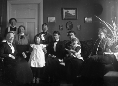 Litet gruppfoto. 1 Hedvig Forsell, 2 Göta Tisell, dessa bodde på första våningen på Solliden å hade skolinackorderingar, 3 Beda Forsell, 4 Greta Gröndahl (fosterflicka hos Anna Tisell, 5 ?, 6 Kerstin Tidman, 7 Elsa Blomberg född Hallberg fosterflicka hos Beda Forsell, 8 Anna Lindström (senare min pianolärarinna).