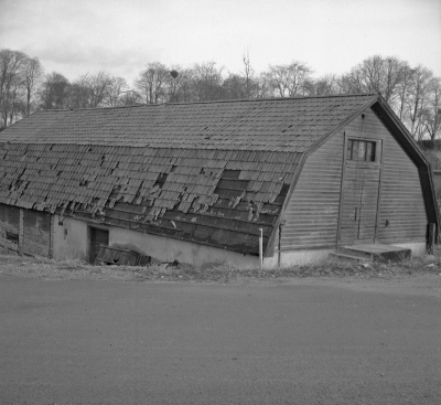 Rönnbärsgatan

Dok.110512/KG

Rönnbärsgatan, Per Johan Anderssons "saltbod" han handlade med djur och köpte upp hudar vilka saltades här (Foto 1974). T.E.