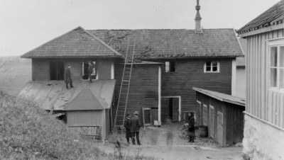 Storgatan 13, efter branden 1914 i Axel Ståhls Möbelfabrik. Sedan Ståhl lämnat denna fabrik övertog Karl Malmberg möbeltillverkning i samma fabrik. Barkliden till höger.   T.E.