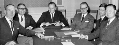 Från  vänster 1. Karl-Erik Frisk, redaktör, 2. Lars-Erik Uhrström, redaktör, 3. Torsten Ewing, bilförsäljare, 4. Olle Hammargren, urmakare, 5. Leif Dahlgren, affärsman, 6. Anders Berg, tobakshandlare.