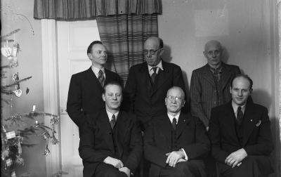 Hantverkare, Vimmerby o Storebro´s Skomakare har sammanträde.Stående från vänster, 1. Ivar Nilsson Östra Tullportsgatan 4.  2 Herbert Hallberg Båtsmansbacken. 3 Hjalmar Johansson, Tjengch - Tjo. Sittande från vänster. 1 Einar Karlsson Vimmerby, död 1970. 2 Albert Borgstrand Stångågatan, död 1961. 3 Harry Fransson Storgatan 49, född 1918.                       