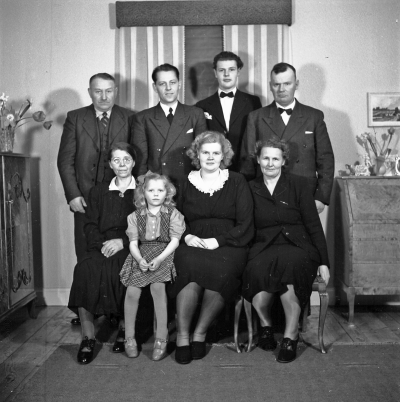 Yngve Karlsson med familj. Stående fr v Herman Karlsson, (far till) Yngve Karlsson, John-Olov Svensson och Einar Svensson (far till Anne.Marie). Sittande fr v Ester Karlsson (gift med Herman), Ingrid Karlsson (dotter till Herman och Ester), Anne-Marie Karlsson och Mary Svensson (mor till Anne-Marie).
Gerdsborg

Dok.110621/KG