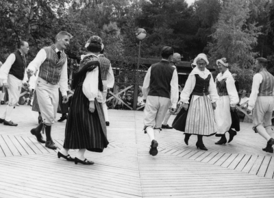 Vimmerby folkdanslag i Hultsfred midsommarafton  Fr.v.  1.Sivert Georgsson Mariannelund snickare,  2. Tore Högsell Hultsfred teletjänsteman,  3. Iris Persson Hultsfred fru,  4. ?  5. Gunnar Nilsson Vimmerby kontorist,  6. Gunnar Johansson Vimmerby kontorist,  7. Birgitta Nilsson Vimmerby  lärarinna, 8. Siv  Hultsfred,  9. Börje Karlsson Hultsfred sotare.     