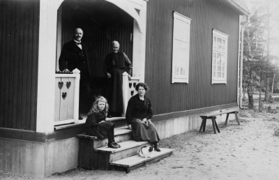 Tage Gustavssons dokumentation: 

Foto taget vid Bergsnäs i Storebro år 1922 c:a. Stående till vänster Hjalmar Hultgren modellsnickare på Storebro Bruk. Till höger Hjalmars mor Johanna Hultgren, sittande på trappan, flickan till vänster Karin Sundström, till höger Elsa Hultgren syster till Hjalmar. 