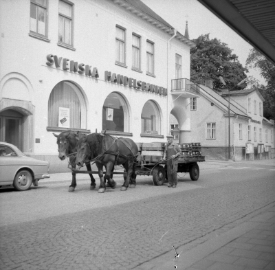Hilmer Claesson kör sprit. Han körde bl a från järnvägsstationen till Sprithandelsbolaget. (Hilmer Classon) verksam till oktober 1969

Dok.110520/KG