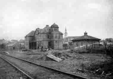 Järnvägsstation före invigningen 1902,  se huset till vänster om stationshuset,  användes till stationshus under tiden första stationshuset som byggdes 1878 flyttades och påbyggdes en våning 1901-1902. 