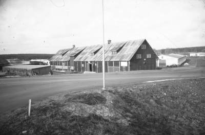 Per Johansgårdens ladugård 
därefter Carlenskogs Industrier 
numera ICA Kvantum 

090402/KG