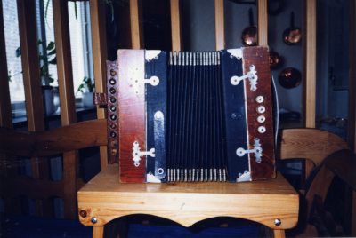 Allan Jonssons egen dokumentation: " Detta är ett gammalt Magdeburspel. Magdeburspel är skrivet med tydlig skrift på dragspelet. Enligt historien tillverkades det första dragspelet 1882 och detta dragspel bör nog vara tillverkat under första hälften av artonhundratalet. Det är spelbart om man är sparsam med luften i bälgen. Jag har inte velat byta bälg eftersom det kunde ändra utseendetpå spelet."