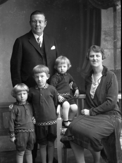 Bilden föreställer borgmästare Ragnar Odevall f. 1891 i Bräkne-Hoby, hans hustru Elin Odevall f. Olsson 1891 i Karlshamn (en av de första kvinnliga studenterna 1911), deras tre söner:  Bengt sedermera ambassadör f. 1921 (min far), Staffan sedermera tandläkare i Vimmerby f. 1922 och Göran f. 1925 (tror jag) sedermera advokat i Göteborg.
En borgmästare var domare och chef för rådhusrätten (idag används titeln ofta för den ledande politikern i en kommun) vilket döptes om till lagman i tingsrätten. Ragnar var den siste borgmästaren i Vimmerby, en gammal flerhundraårig titel för staden högste domare och hade sitt säte i Rådhuset vid torget. Han utsågs av regeringen och tillträdde i Vimmerby i början av 1921, knappt 30 år gammal. Han blev Vimmerby trogen hela sitt liv. Bengt och hans bröder växte upp i Vimmerby. Pappa var mycket stolt över att vara en riktig Vimmerby-pojke.

Uppgiftslämnare Michael Odevall, Torekov





