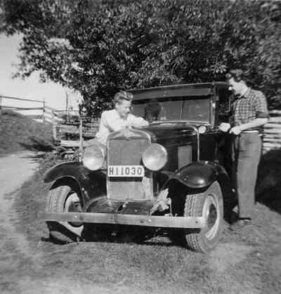 Från vänster: Bertil och Tage Karlsson Gebo
Bilen är en Chevrolet 1930
