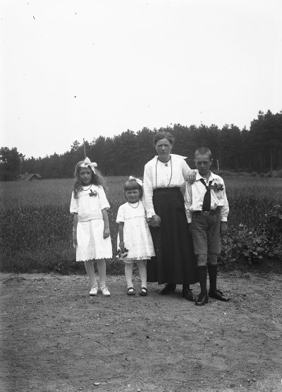 Alma Stjärnkvist f Lindberg 1879 med barnen Nils Edit Birgit    U.F.