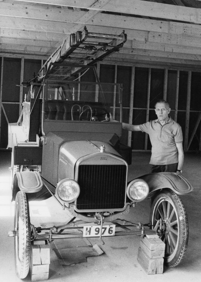 Brandkårsmuseet Gästgivarhagen 1978 , Vimmerbys första brandbil Ford A 1922.  
1923 brann Vimmerby karamellfabrik. 
Namnen på alla delaktiga i Brandkåren då. Guldsmed Ludvig Pålsson, brandchef, sadelmakaremästare Johansson, vice brandman, skomakare Albert Borgstrand, skomakare Napoleun (Napoleon?) Karlsson, smeden Thorén, plåtslagarmästare Axel Almér, sedemera rådman, läderarbetare Adolfsson.
Brandbilen fanns i Rådhuset, Senare byggdes polishus och brandstation där Cityköket nu ligger (Rönnbärsgatan 19-21). På bilden Thorvald Eriksson.