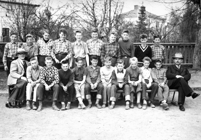 Översta raden från vänster,  Johan Ahro (Finne), Omar Nilsson,  Jan Karevik,   Per Andersson,  Rolf Johansson, Hans  Waern ,  Åke Hedlund, Göran  Thoren,  Jan Erik Palmér,   Lars-Erik Bejer, Sittande från vänster,  Hugo Fröström,lärare,  Bert  Åkesson, Jan Thoresson,  Ove Hermansson,   Perty ? Leif  Holmberg, Ove Karlsson,   Karl-Erik Gustavsson,  Jan Algotsson,  Olle Johansson,  Bengt Johansson, Ebbe Ängqvist, överlärare.  