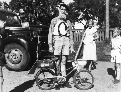 Barnens dag firande 
- stor man liten cykel -

Dok.100525/KG